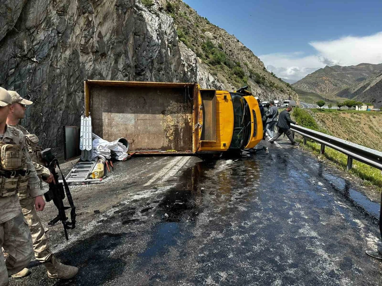 Hakkari-Van yolunda trafik kazası, 2 yaralı
