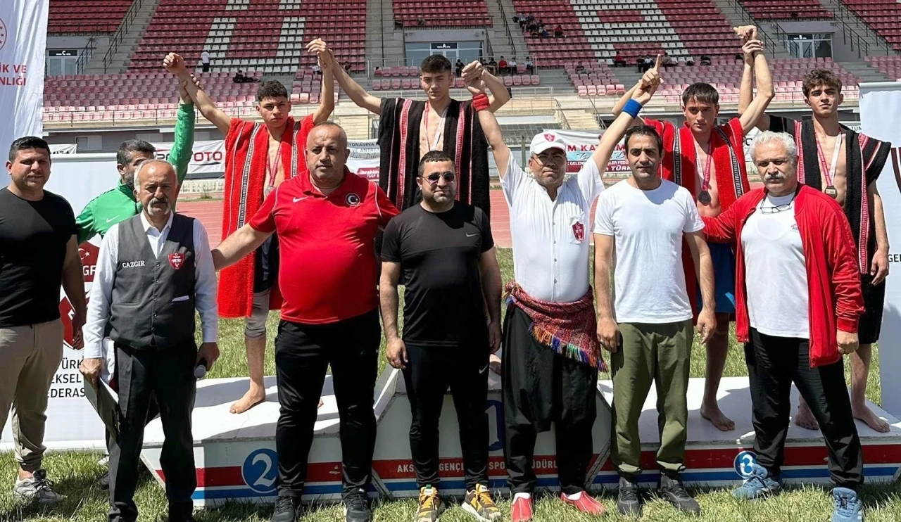 Hakkarili güreşçilerden büyük başarı

