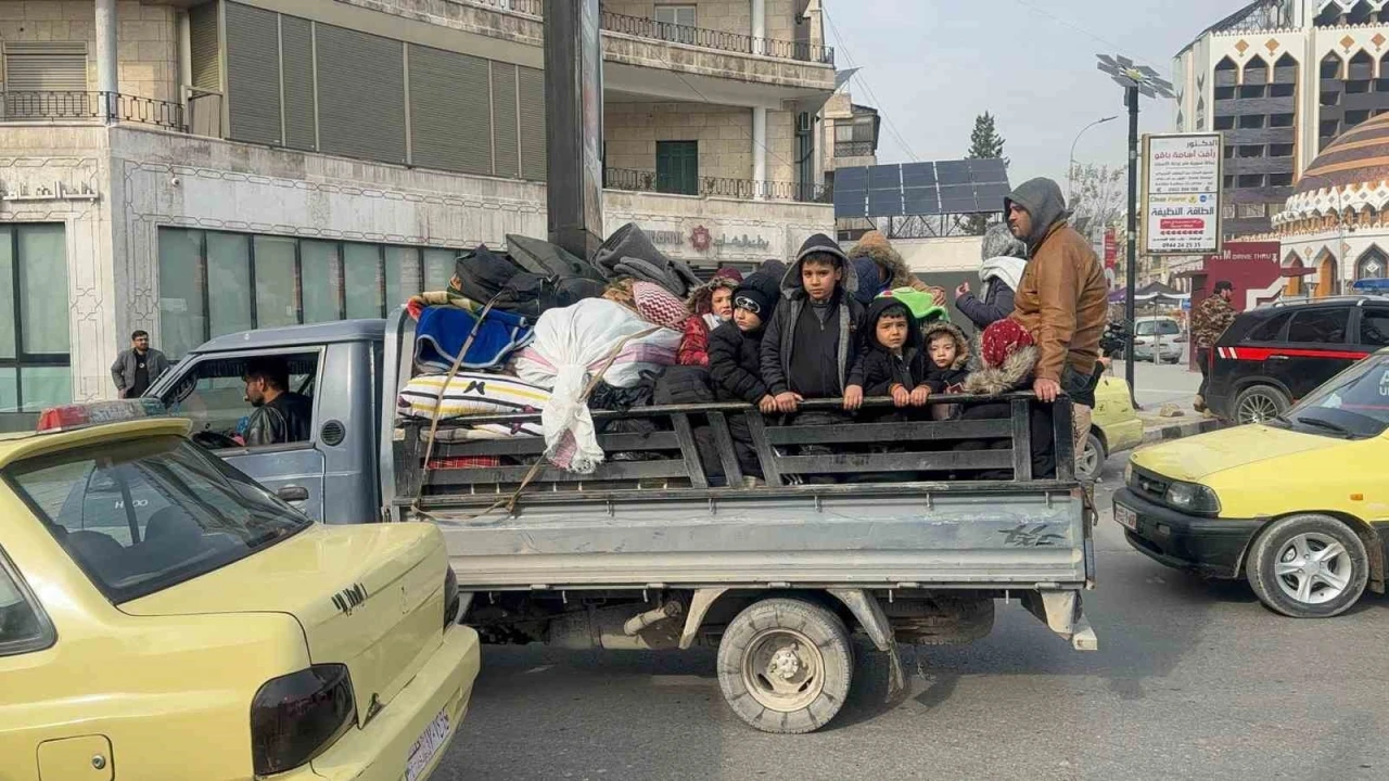 Halep&rsquo;te siviller bombaların altında tahliye ediliyor
