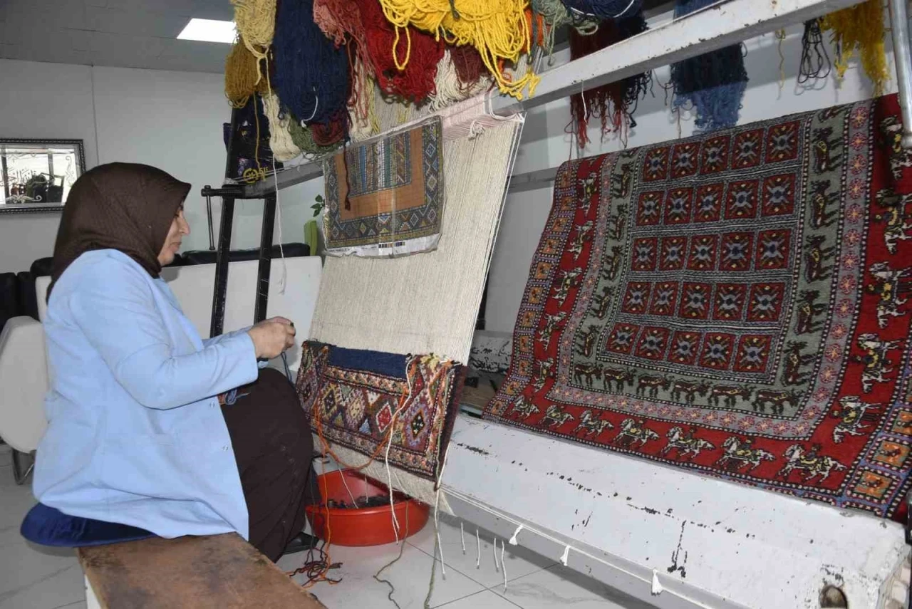 Halı kursuyla kadınlar g&uuml;&ccedil;leniyor
