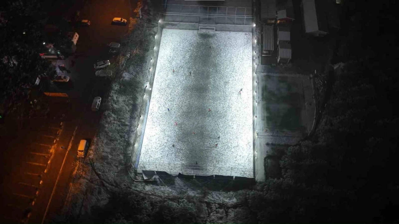 Halı saha aşkı engel tanımadı: Kar altında ma&ccedil; yaptılar
