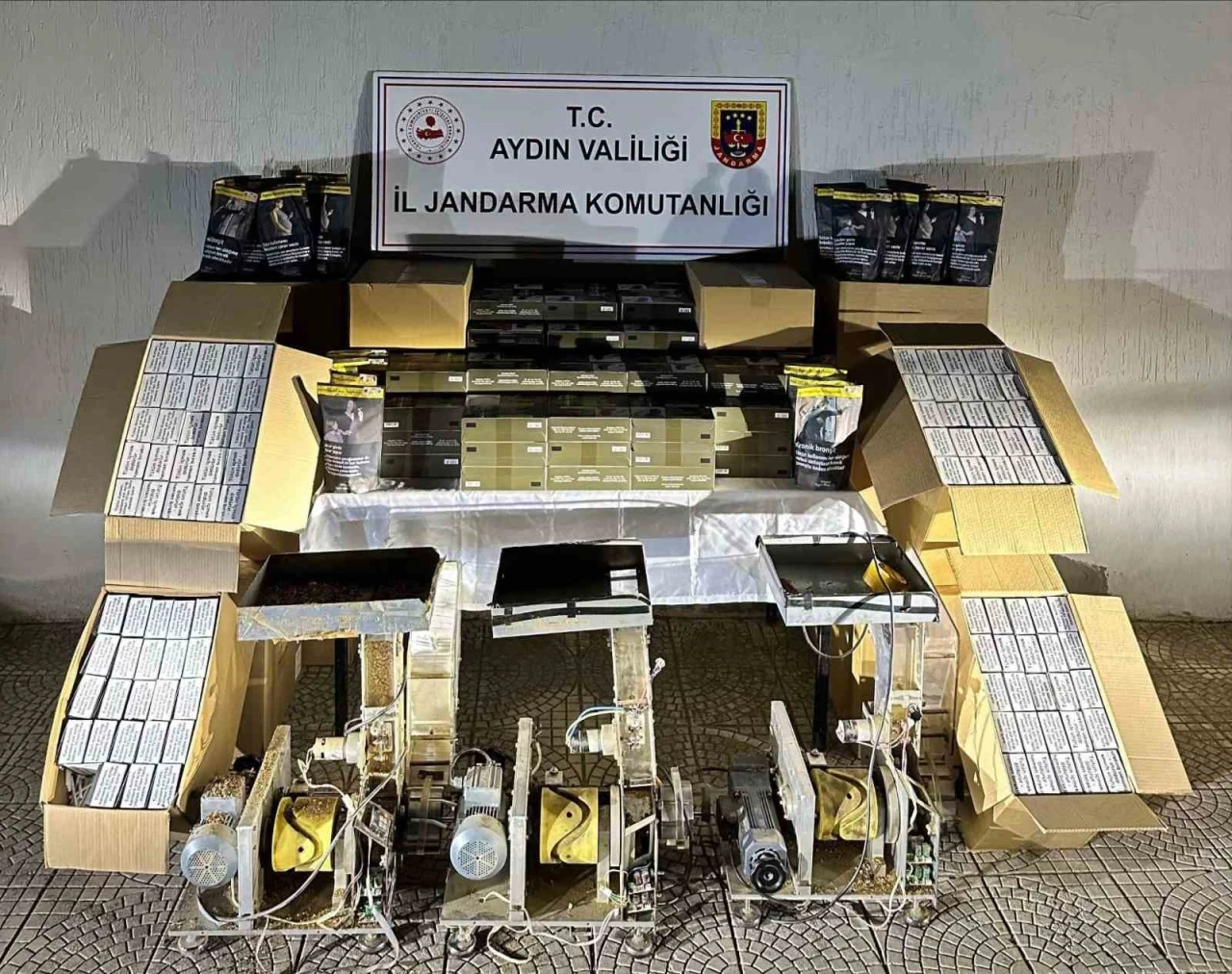 Halı yıkama dükkanı görünümlü iş yerinde kaçak sigara imalatı
