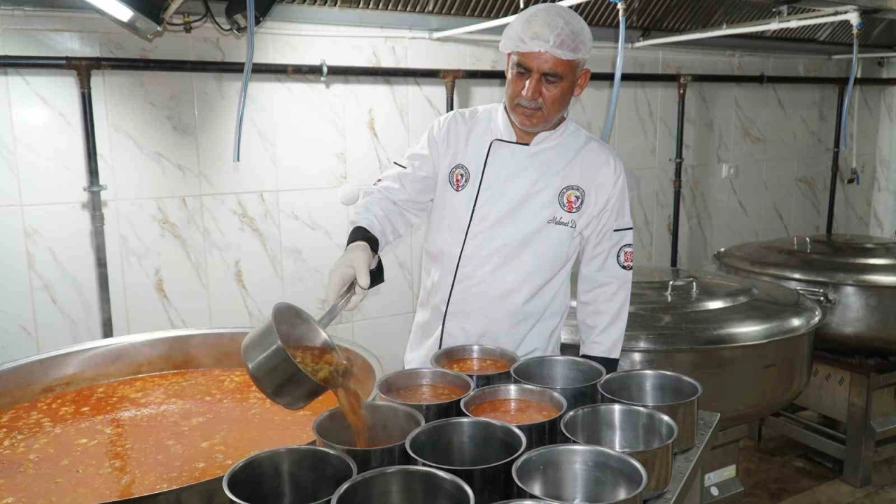 Haliliye’de binlerce kişiye iftar yemeği ulaştırılıyor