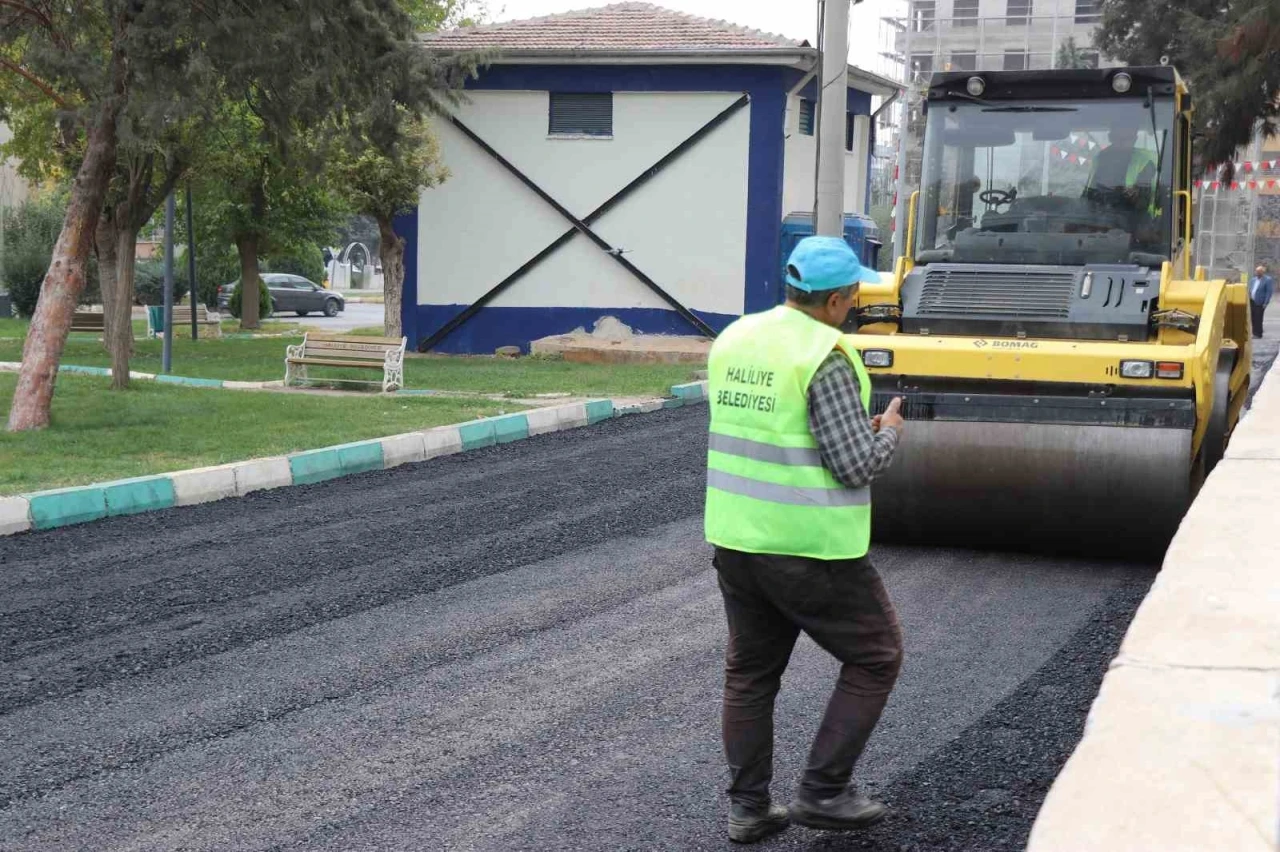 Haliliye’deki mahallede asfalt çalışması
