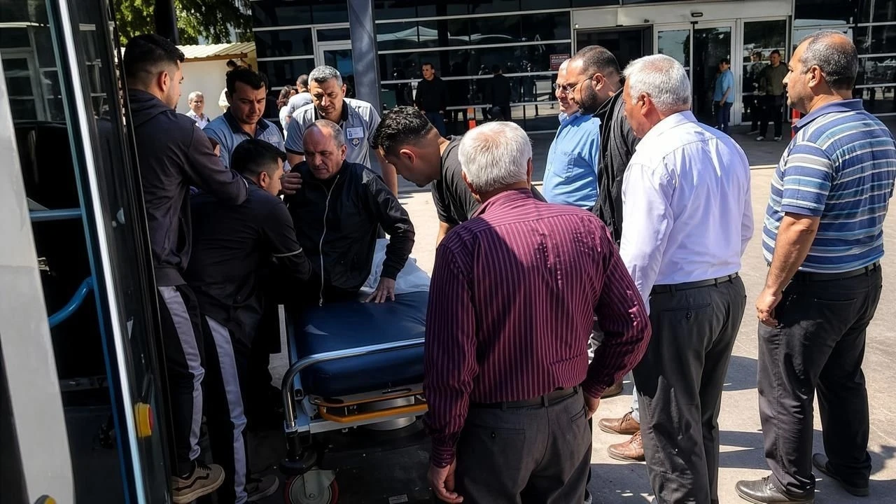 Halk otob&uuml;s&uuml; şof&ouml;r&uuml; fenalaşan yolcu i&ccedil;in direksiyonu hastaneye &ccedil;evirdi

