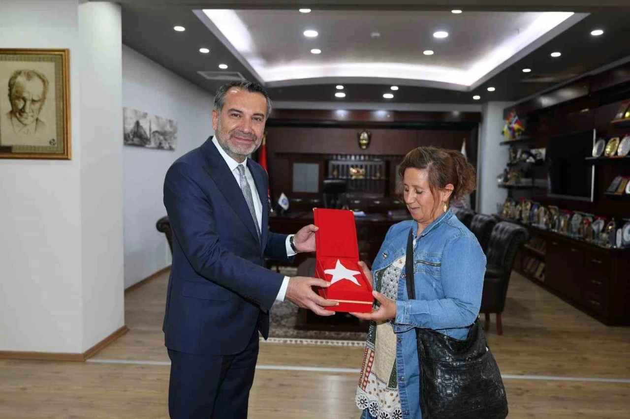 Halk otob&uuml;s&uuml;ndeki bayrağı silen kadına Başkan Şerifoğulları&rsquo;ndan anlamlı hediye
