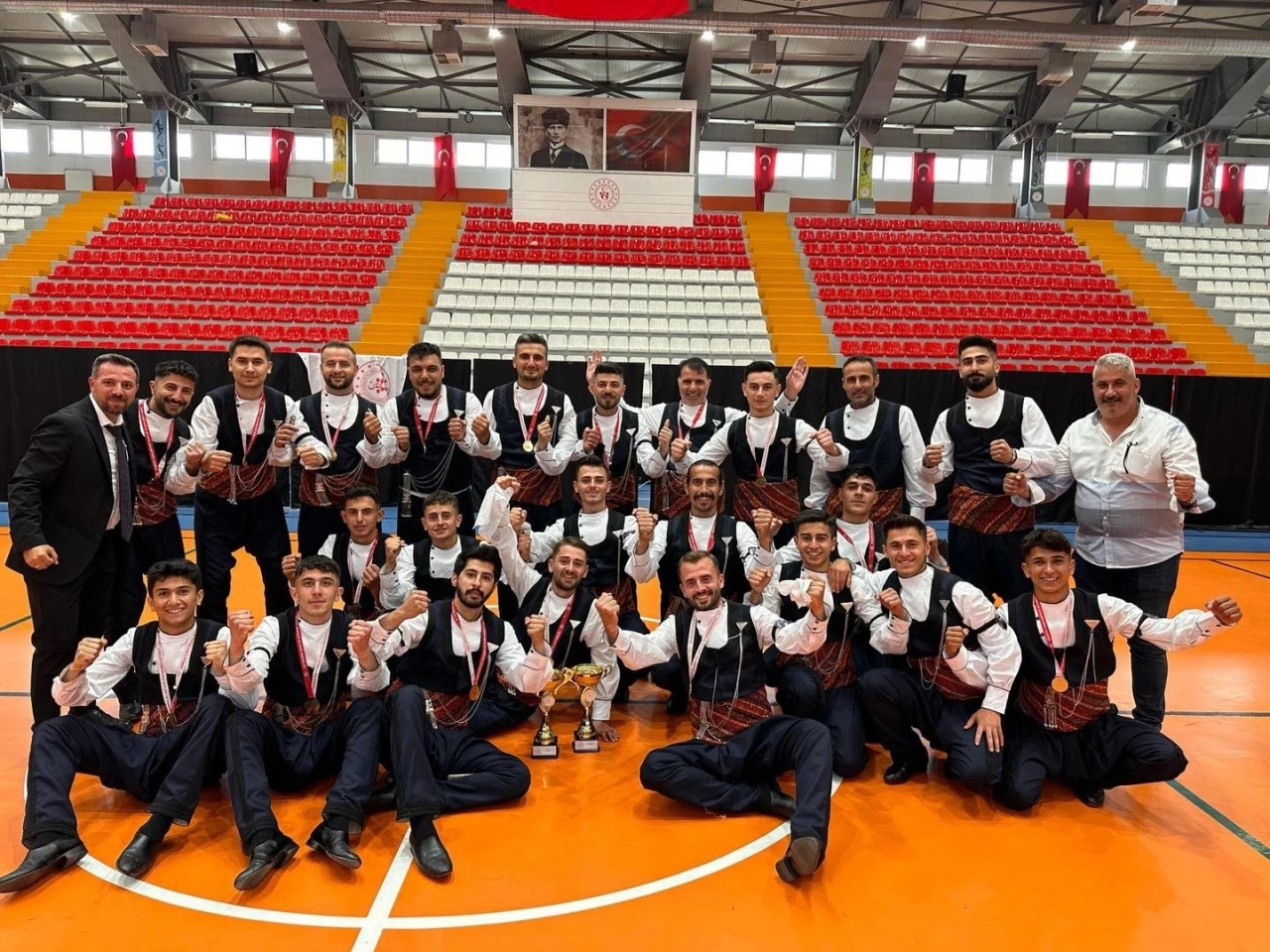 Halk oyunları yarışmasında Erzincangücü Spor Kulübü, gençler ve büyükler kategorisinde şampiyon oldu
