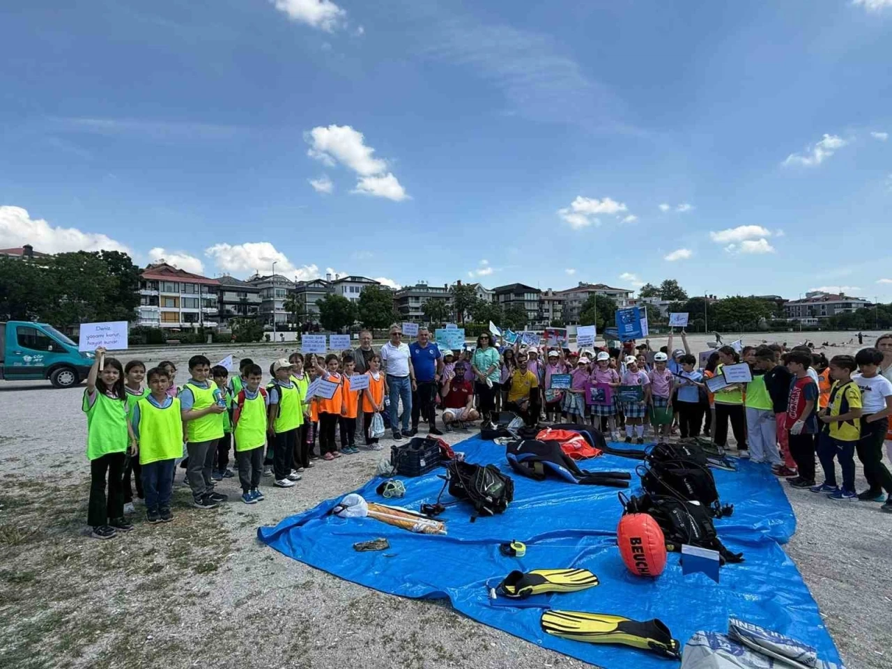 Halk plajında su altında temizlik yapan cankurtaranlar acı tabloyu gözler önüne serdi
