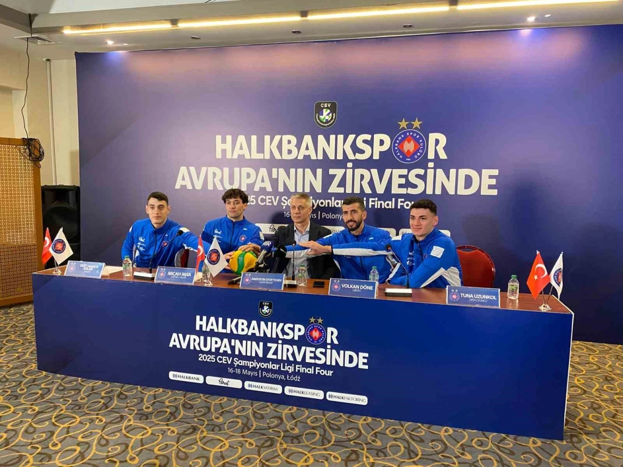 Halkbank Ankara Başantrenörü Stoytchev: &quot;Dörtlü finale savaşmaya hazır gidiyoruz, hiçbir takımdan korkmayacağız&quot;
