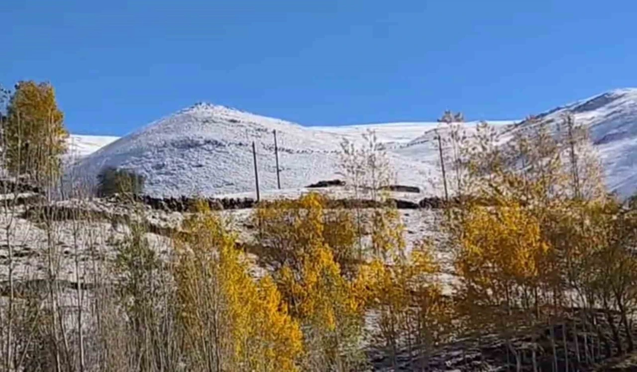 Hamur’daki Karlıca köyünde dağlar karla kaplandı, kartpostallık manzaralar oluştu
