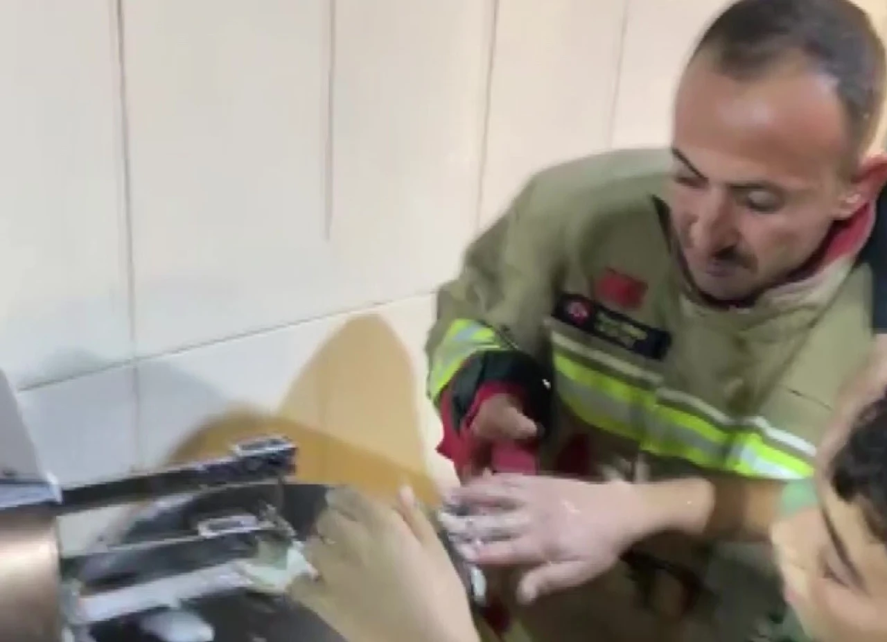 Hamur karıştırma makinesine elini sıkıştıran çocuğu itfaiye kurtardı
