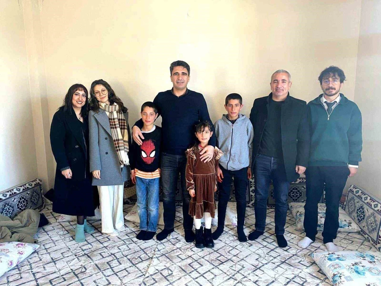 Hamur Kaymakamı Mahir’den yetim ve öksüz çocuklara doğum günü sürprizi