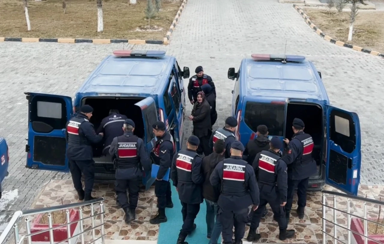 Hapis cezasıyla aranan aynı aileden 5 kişi operasyonla yakalandı