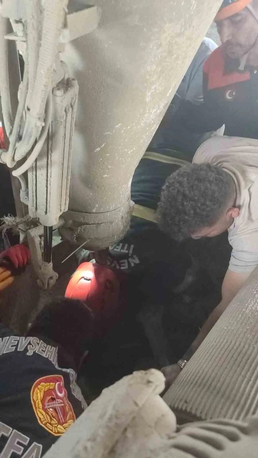 Har&ccedil; karma makinasına d&uuml;şen iş&ccedil;i ağır yaralandı

