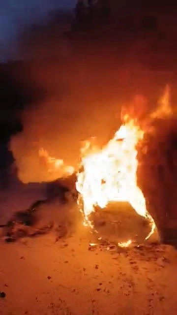 Hareket halindeki otomobil alev aldı
