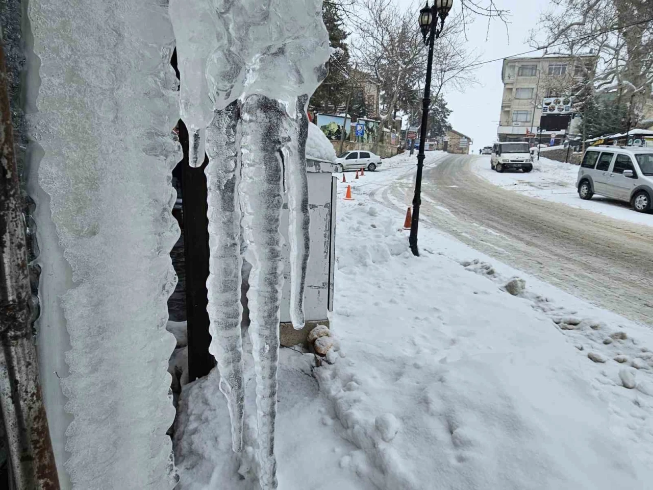 Harput&rsquo;ta dondurucu soğuklar: &Ccedil;atılarda metrelerce buz sarkıtları oluştu

