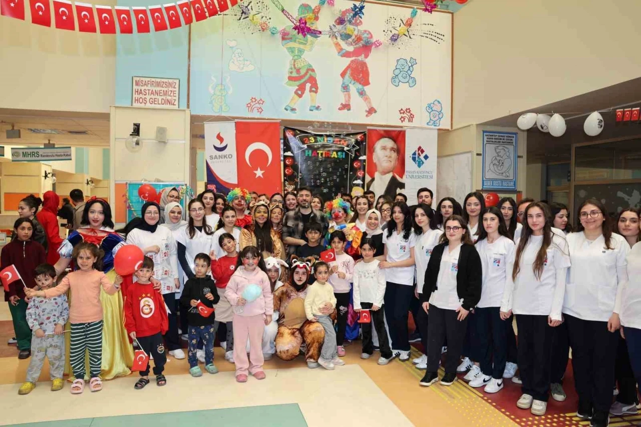 Hasan Kalyoncu &Uuml;niversitesi Hemşirelik B&ouml;l&uuml;m&uuml; &ouml;ğrencilerinden &ccedil;ocuklara bayram hediyesi
