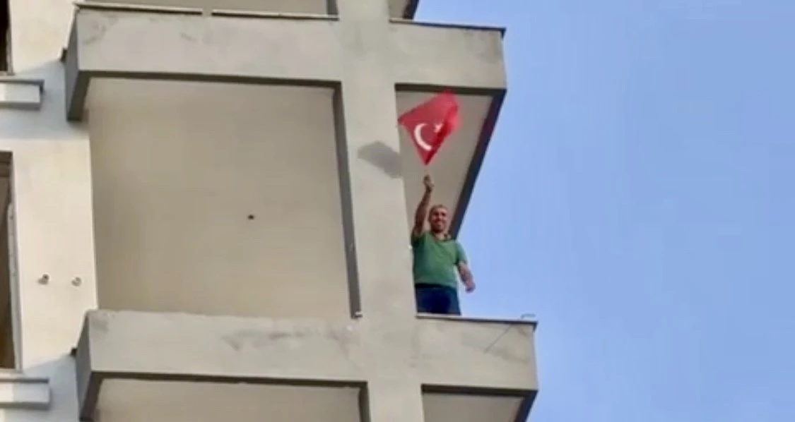 Hasarlı bina yıkımında iş makinesi operatörünün Türk bayrağı hassasiyeti

