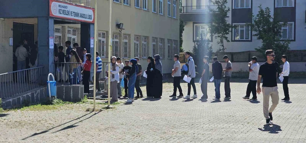 Hask&ouml;y&rsquo;de LGS heyecanı: &Ouml;ğrenciler ve veliler sınav &ouml;ncesi duygularını paylaştı
