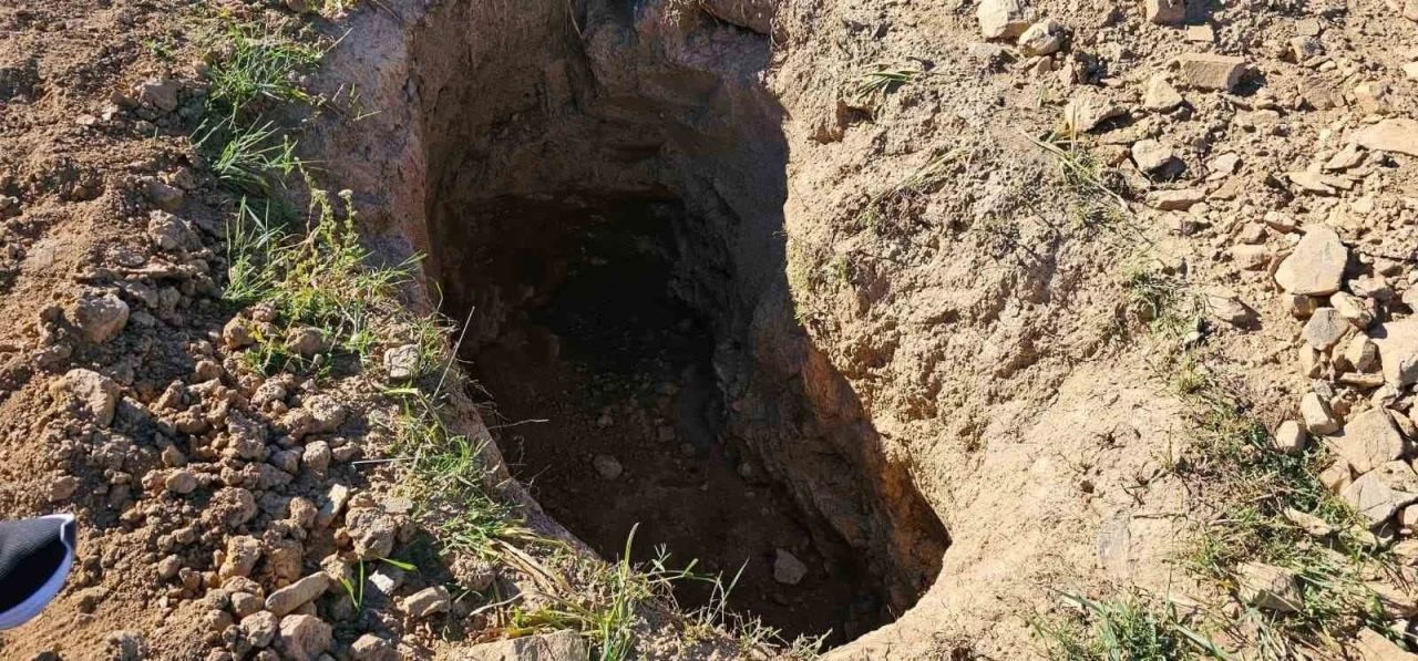 Hask&ouml;y&rsquo;de y&uuml;zyıllık mezarlıklara defineci tahribatı
