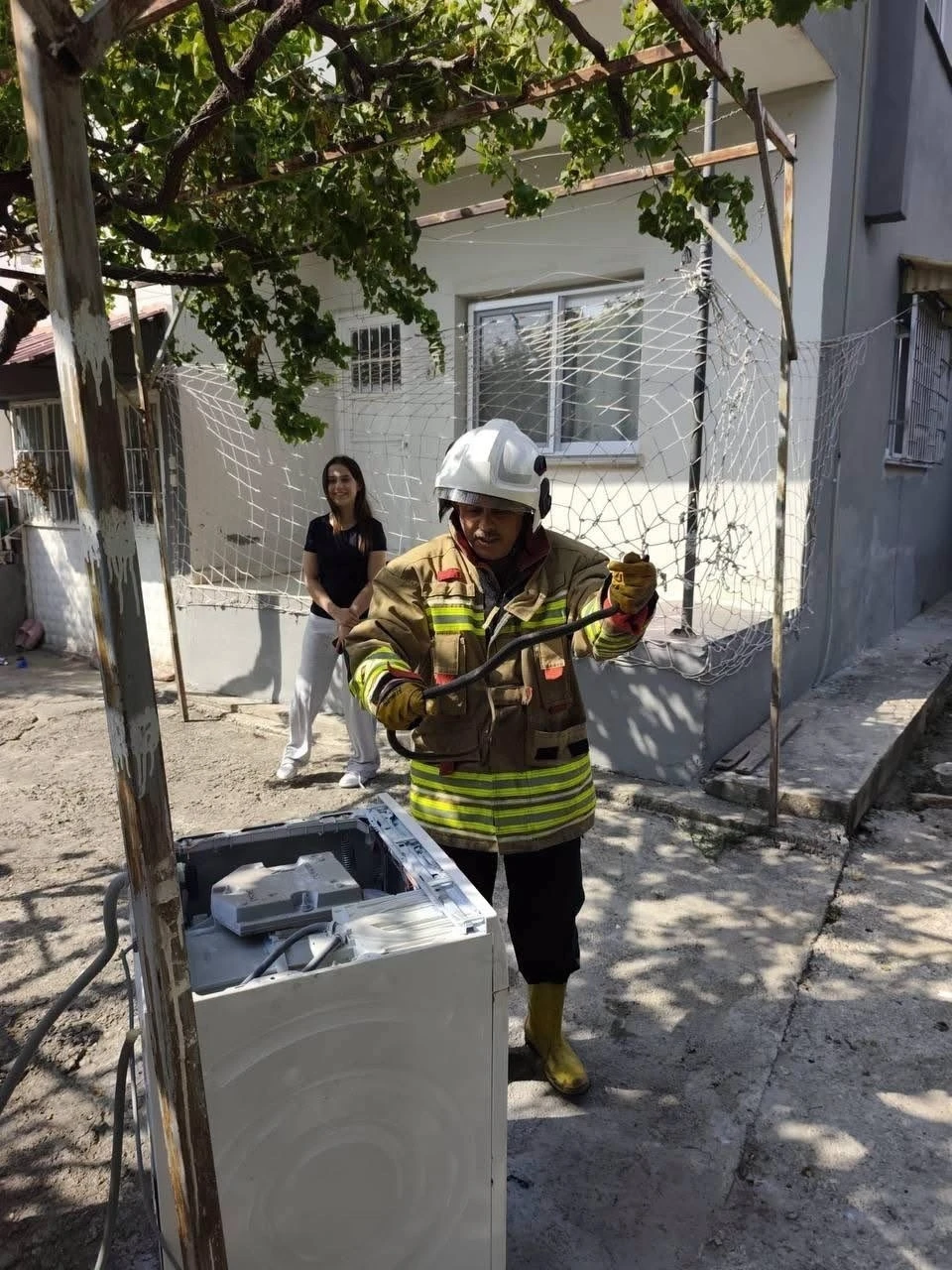 Hassa ve Erzin&rsquo;de yerleşim alanlarına giren yılanları itfaiye yakaladı
