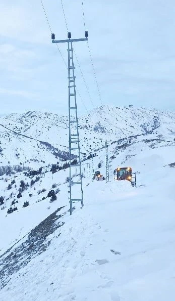 Hasta kadın k&ouml;yde mahsur kaldı: 5 saatlik &ccedil;alışmayla kapalı yol a&ccedil;ıldı

