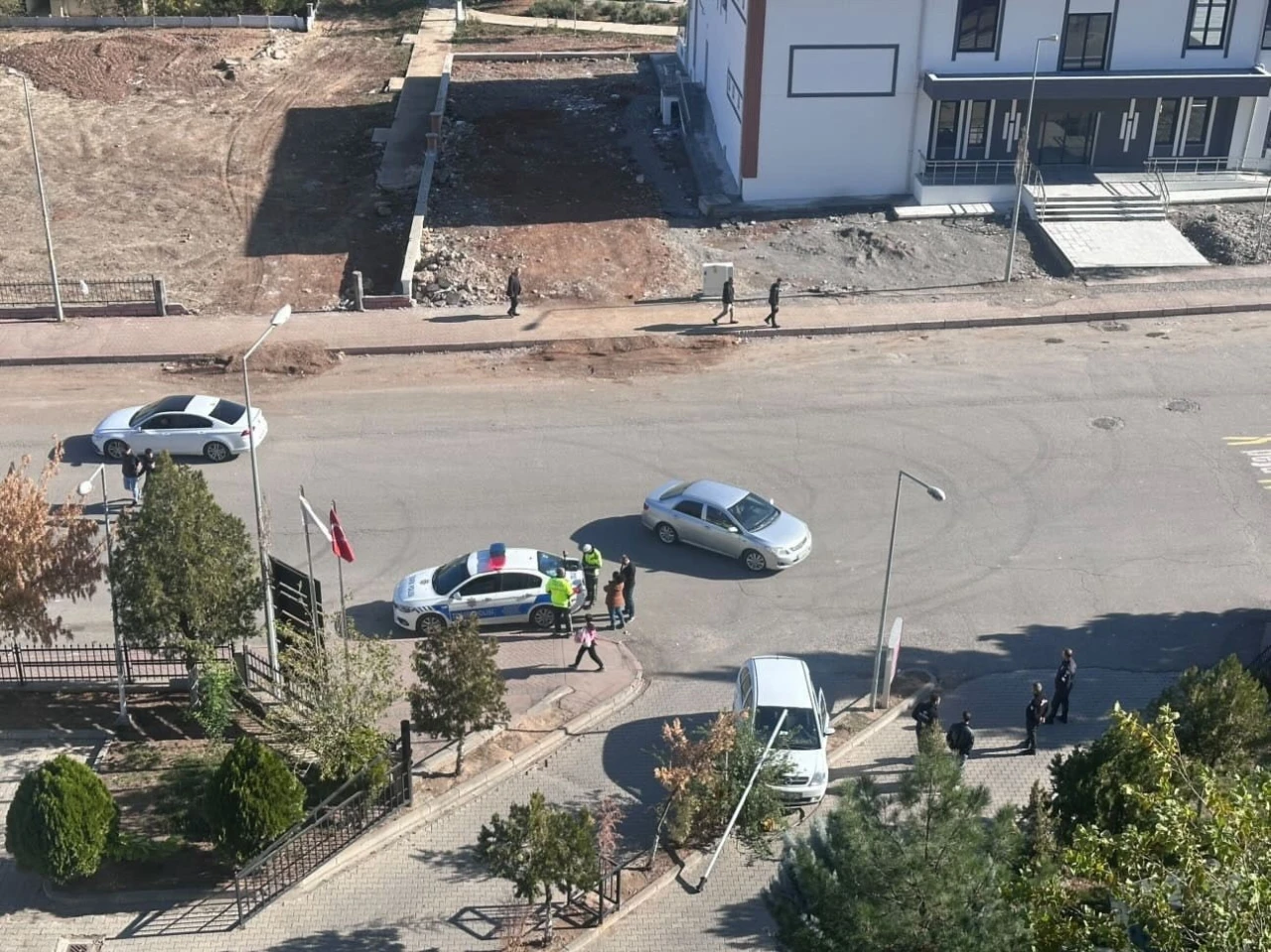 Hastane bahçesine girmek isteyen sürücü refüje çıktı
