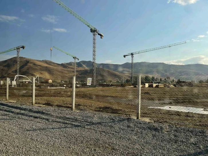 Hastane inşaatından d&uuml;şen iş&ccedil;i yaralandı
