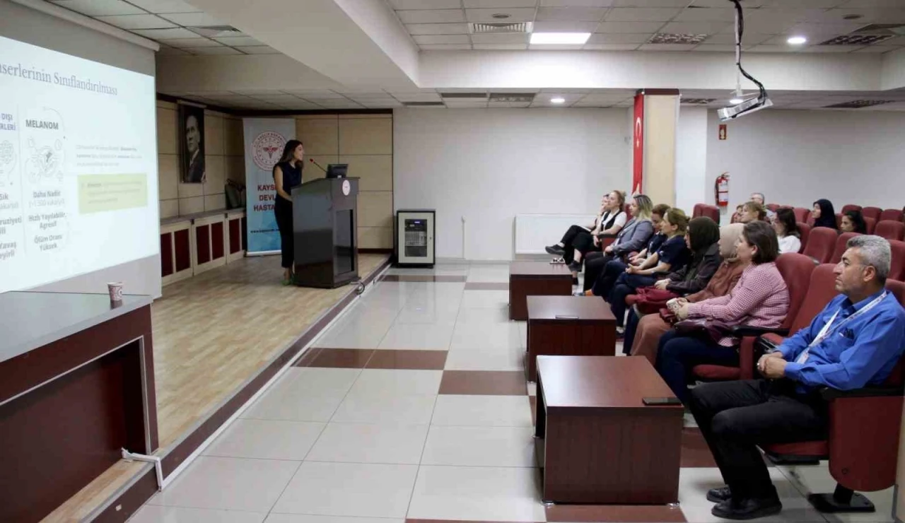 Hastane personeline &rsquo;Cilt Kanseri Farkındalık Eğitimi&rsquo; verildi
