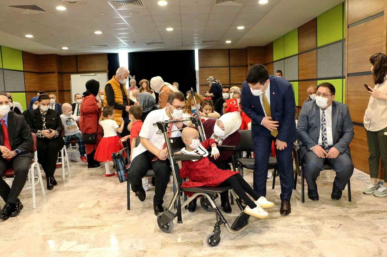 Hastanede tedavi gören çocuklar 23 Nisan’ı kutladı
