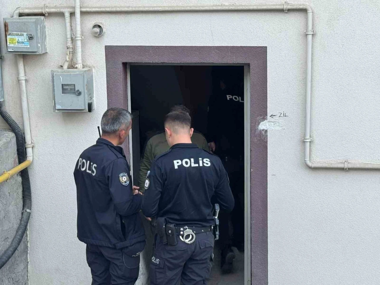 Hastanede yatan eşini görmek için hazırlık yaparken kalbine yenik düştü
