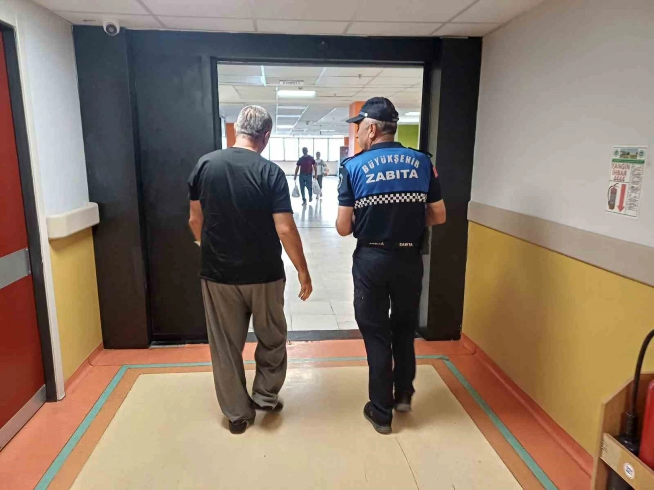 Hastanede yatan hastaya zabıta ekipleri kayıtsız kalmadı