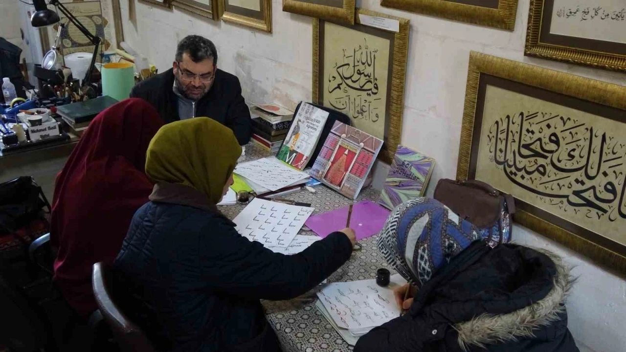 Hat sanat&ccedil;ısı yeni &ouml;ğrenciler yetiştiriyor
