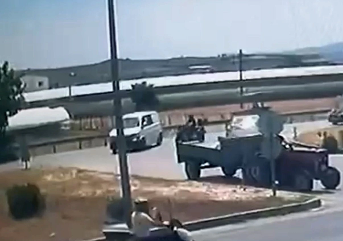 Hatalı d&ouml;n&uuml;ş motosiklet s&uuml;r&uuml;c&uuml;s&uuml;n&uuml; canından ediyordu
