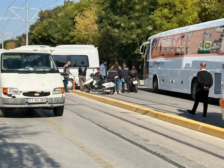 Hatalı d&ouml;n&uuml;ş yapan minib&uuml;se &ccedil;arpan motosiklet s&uuml;r&uuml;c&uuml;s&uuml; yaralandı
