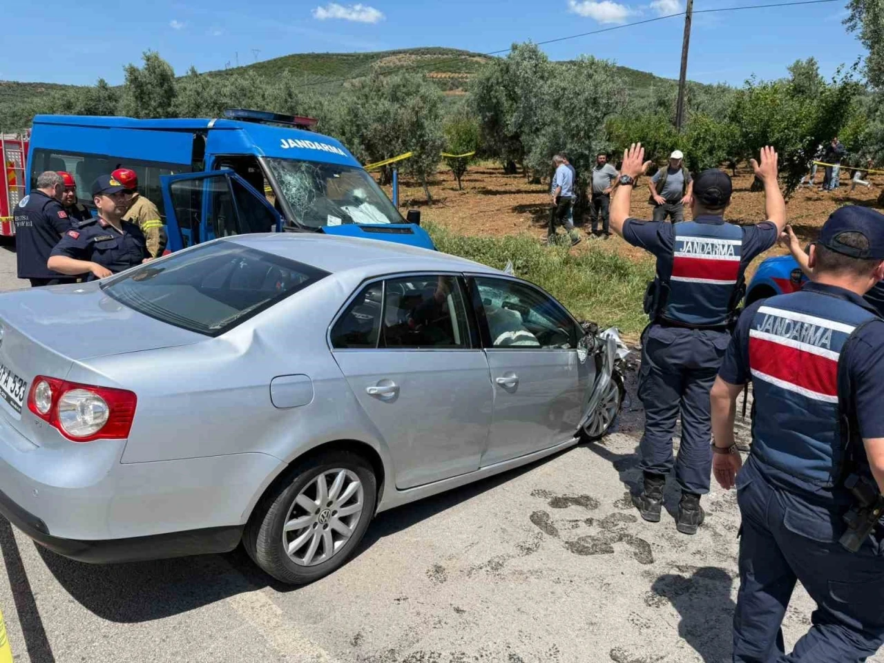 Hatalı sollama yapan otomobil jandarma ekibiyle çarpıştı: 1 ölü 2 yaralı
