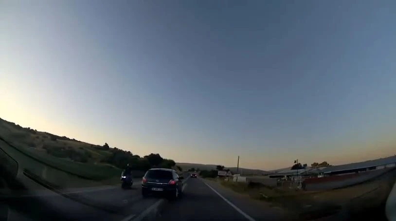 Hatalı sollama yapan otomobil motosikleti ezmekten kıl payı kurtuldu
