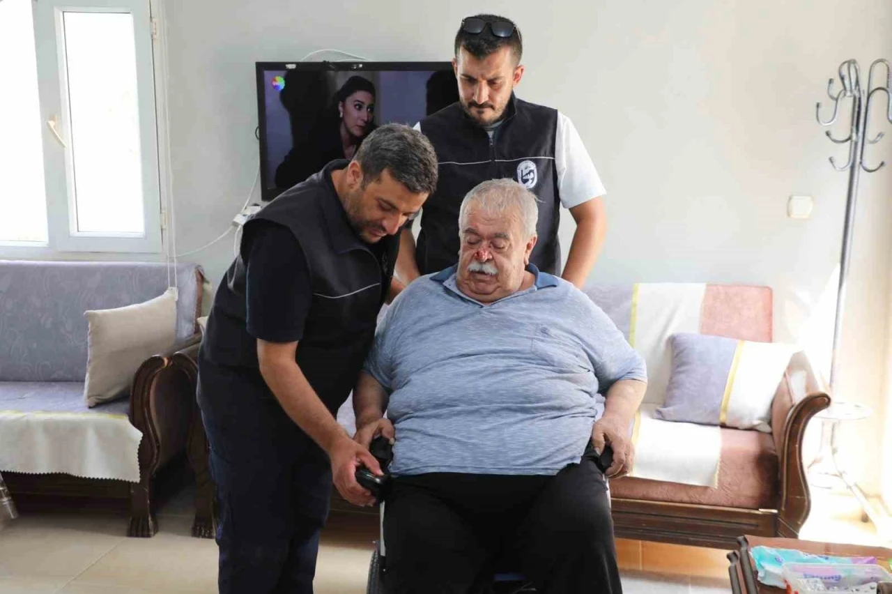 Hatay Büyükşehir Belediyesi’nden 2 engelli vatandaşa tekerlekli sandalye desteği
