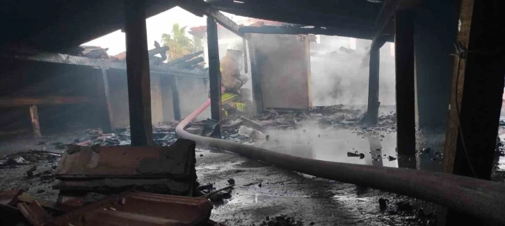 Hatay&rsquo;da 2 katlı binanın &ccedil;atı katında yangın &ccedil;ıktı
