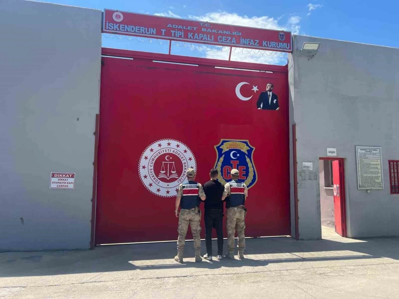 Hatay&rsquo;da 30 yıl hapis cezası bulunan firari mandalina bah&ccedil;esinde yakalandı
