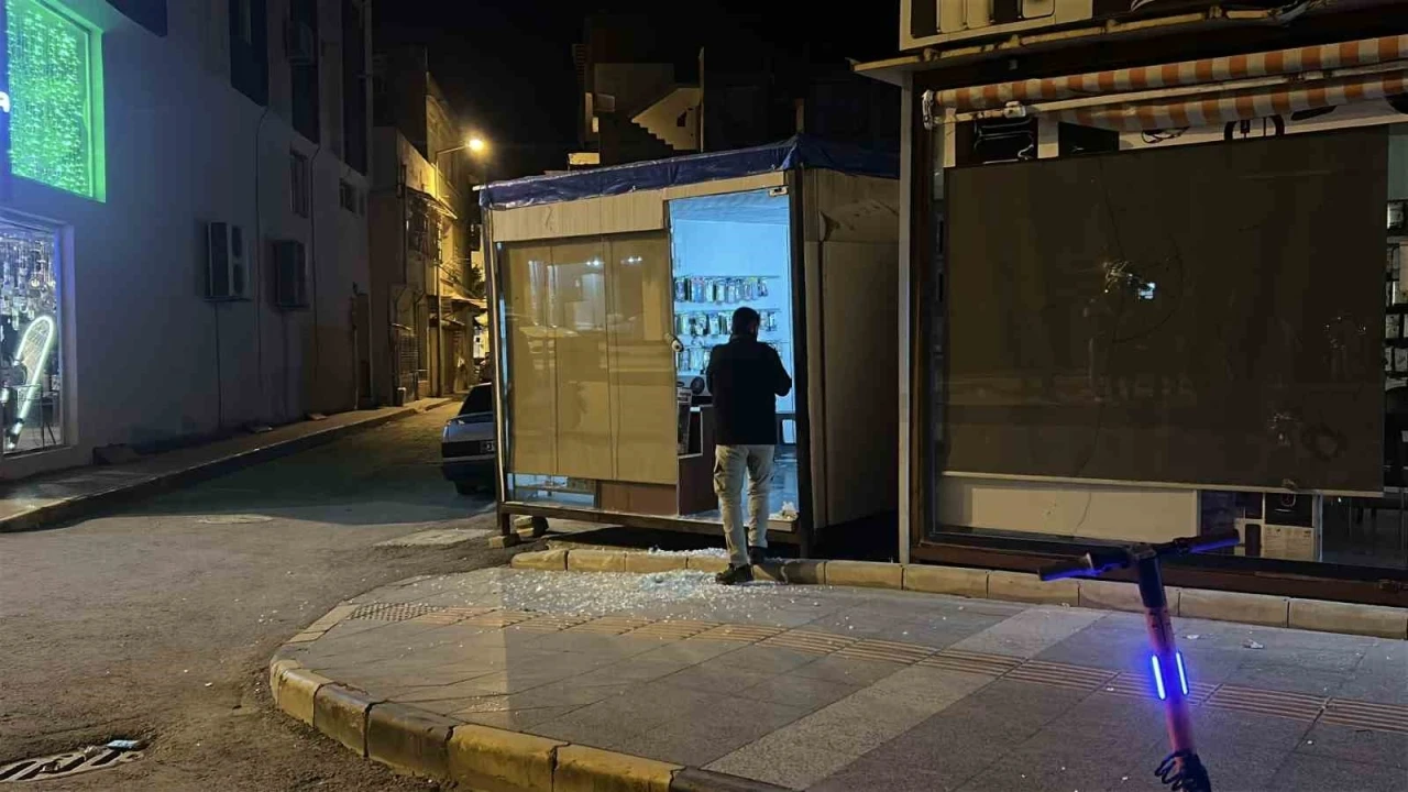 Hatay&rsquo;da 6 ara&ccedil; ve 4 iş yerinin camlarını taşla kırdılar

