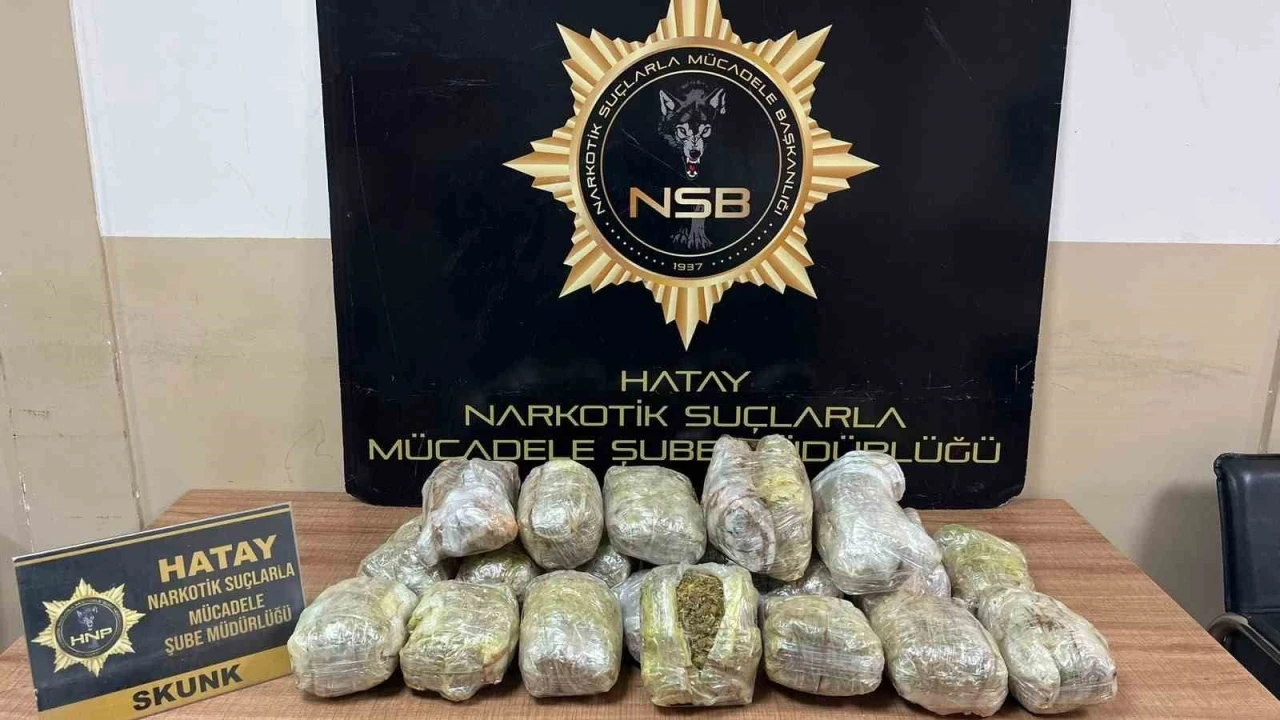 Hatay&rsquo;da 8 kilo 900 gram esrar yakalandı: 4 tutuklama
