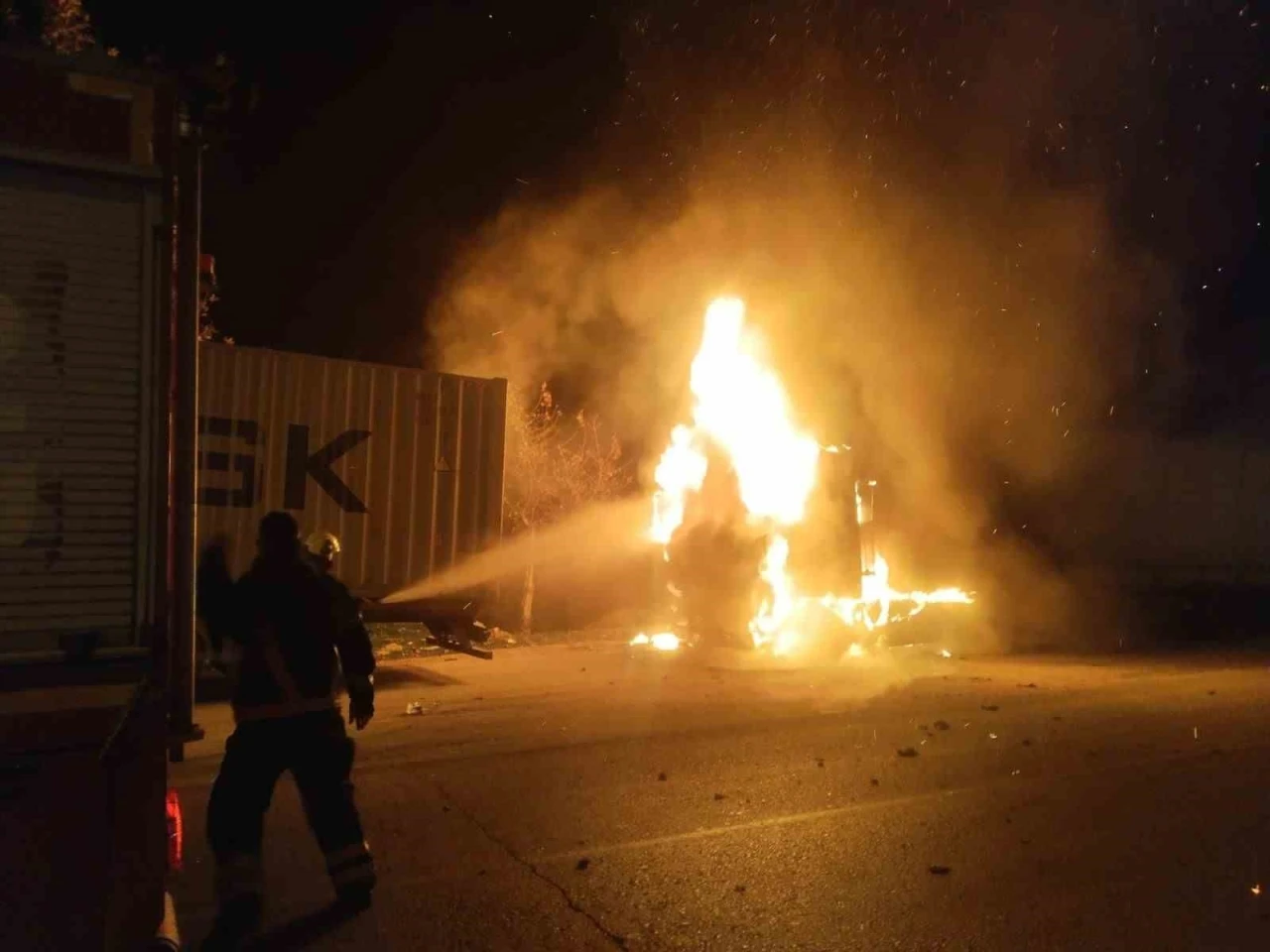 Hatay&rsquo;da alevlere teslim olan tır kullanılamaz hale geldi
