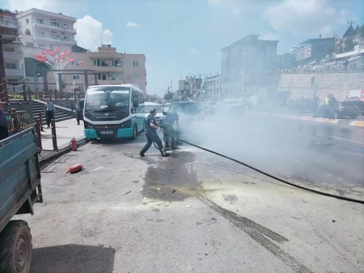Hatay’da araçta çıkan yangını itfaiye söndürdü
