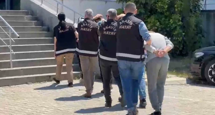 Hatay’da çeşitli suçlardan aranan 2 şahıs tutuklandı
