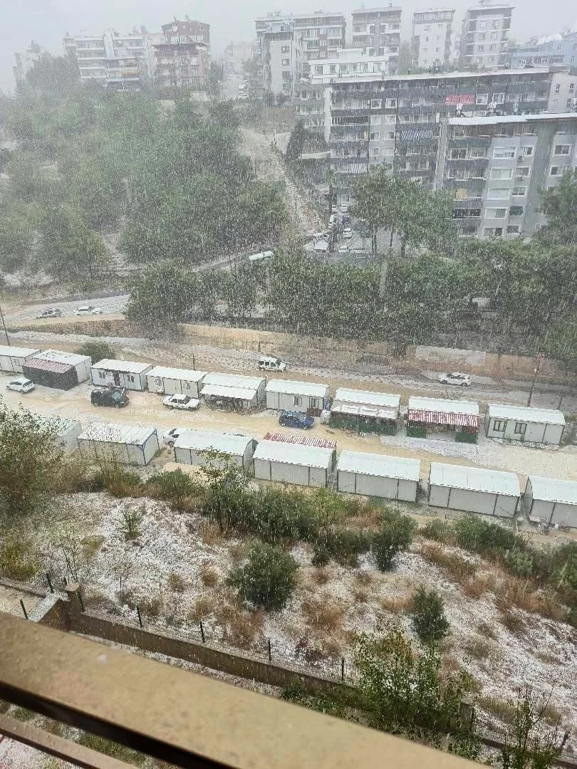 Hatay’da dolu yağışı beyaza bürüdü
