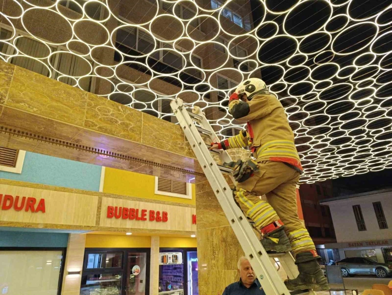 Hatay&rsquo;da duvar boşluğuna sıkışan kedi itfaiye ekiplerince kurtarıldı
