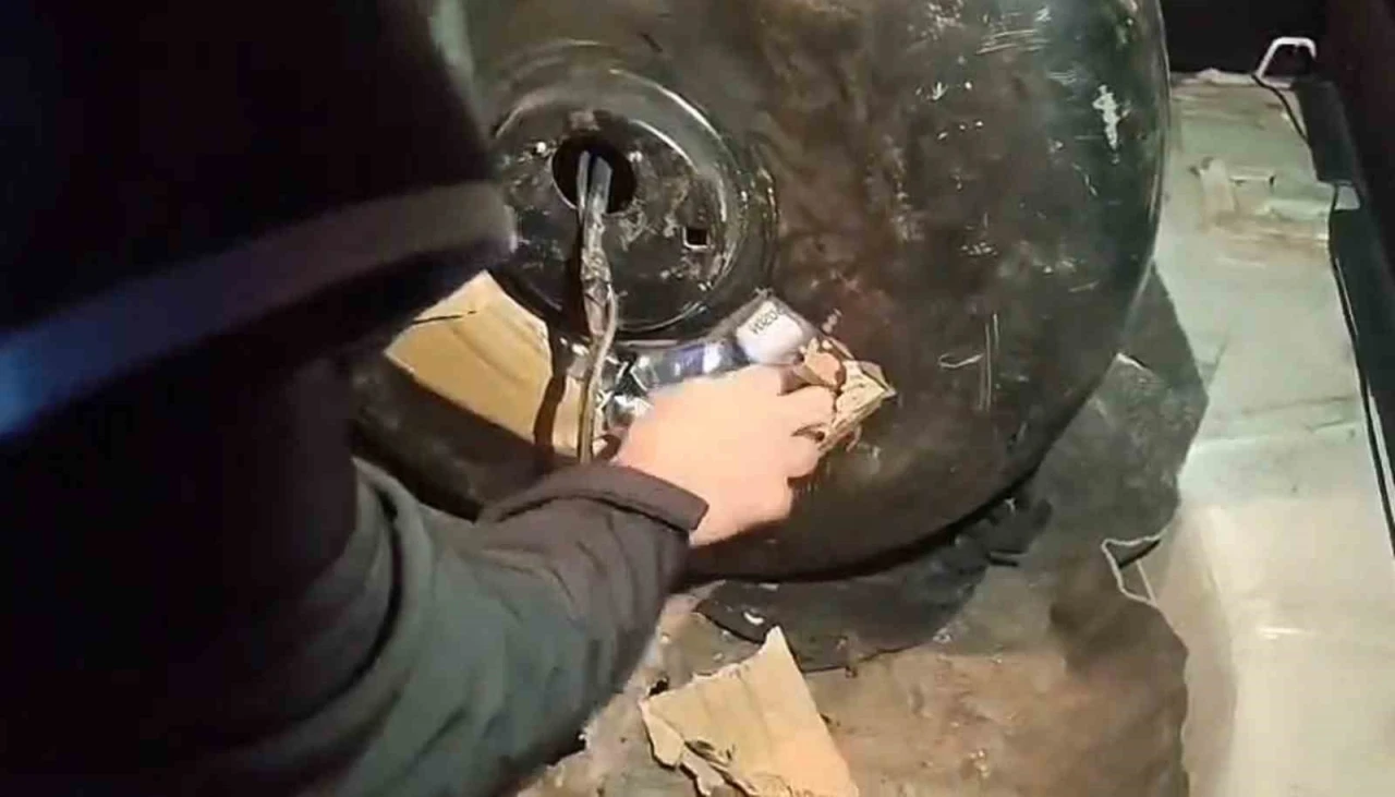 Hatay&rsquo;da ka&ccedil;ak&ccedil;ılık operasyonu: Otomobilin her yerinden telefon ve elektronik sigara fışkırdı
