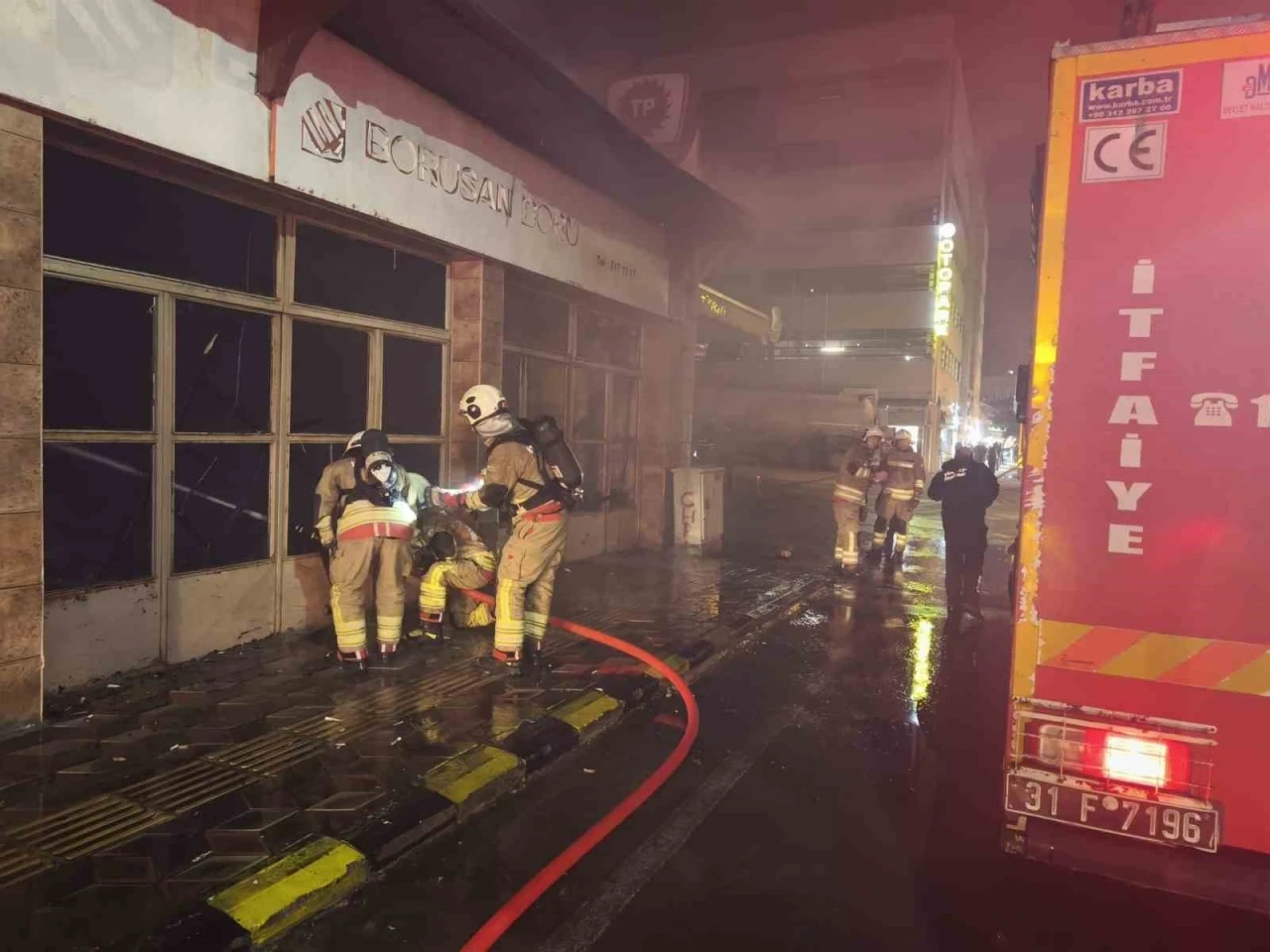 Hatay&rsquo;da korkutan yangın: Akaryakıt istasyonunun yanındaki bina alevlere teslim oldu
