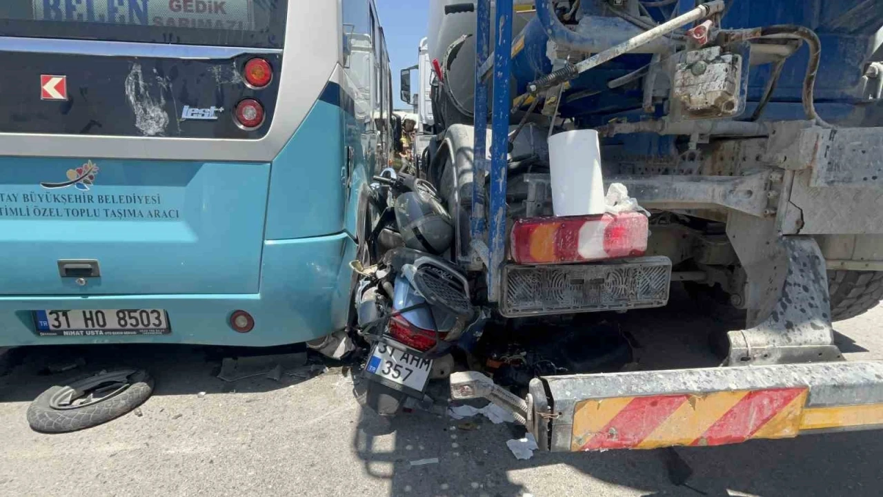 Hatay’da minibüs ile beton mikseri arasında kalan motosikletli yaralandı
